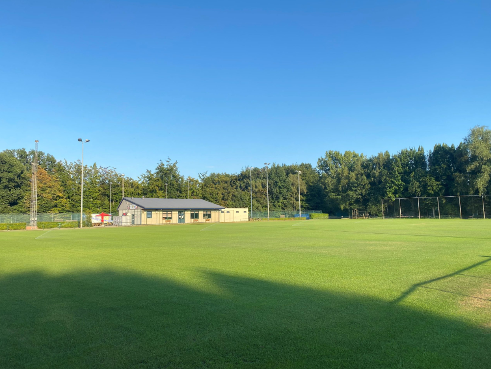 Het voetbalveld van OLSE VC Merksem op een zonnige avond